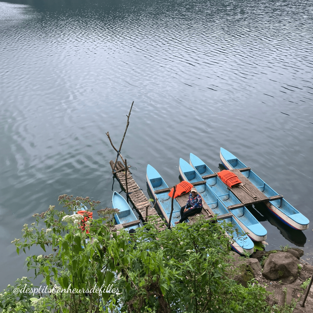 canoe sur lac tamblingan